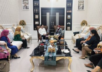 Pemerintah Kota Gorontao bersama Badan Kependudukan dan Keluarga Berencana Nasional (BKKBN) Provinsi Gorontalo melakukan pembahasan terkait stunting di Rumah Dinas Wakil Wali Kota Gorontalo, Ryan Kono, Kamis (2/2/2023). (Foto: Putra/Gopos)