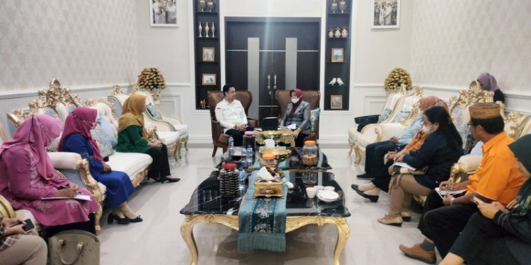 Pemerintah Kota Gorontao bersama Badan Kependudukan dan Keluarga Berencana Nasional (BKKBN) Provinsi Gorontalo melakukan pembahasan terkait stunting di Rumah Dinas Wakil Wali Kota Gorontalo, Ryan Kono, Kamis (2/2/2023). (Foto: Putra/Gopos)