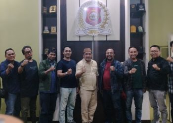Ketua DPRD Kabupaten Bone Bolango, Halid Tangahu saat berfoto bersama pengurus PWI Provinsi Gorontalo. (Foto: Putra/Gopos)