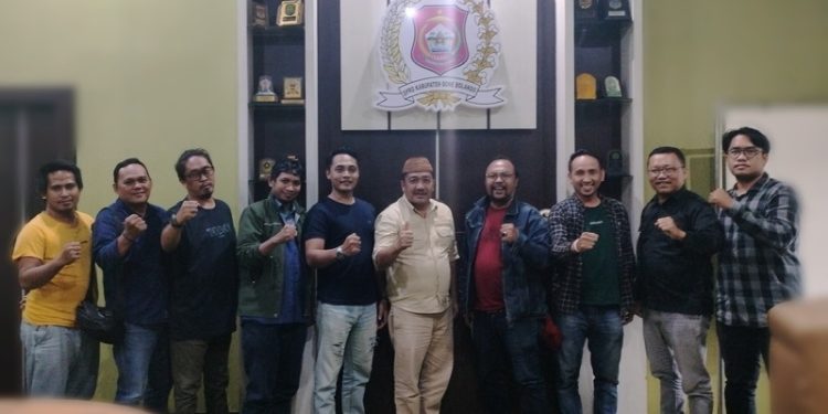Ketua DPRD Kabupaten Bone Bolango, Halid Tangahu saat berfoto bersama pengurus PWI Provinsi Gorontalo. (Foto: Putra/Gopos)