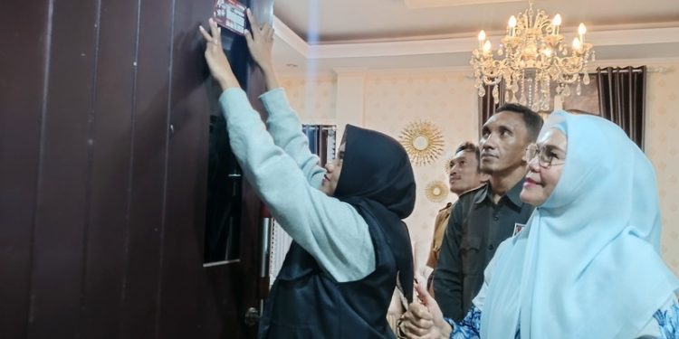 Wakil Bupati Bone Bolango, Merlan Uloli Jadi yang terakhir menjalani proses Coklit di kediaman pribadinya, Senin (27/2/2023). (Foto: Putra/Gopos)