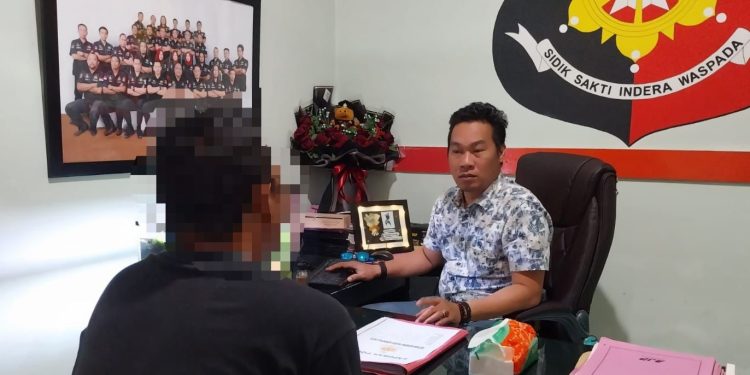 HS, Warga Kelurahan Bugis, Kecamatan dumbo raya, Kota Gorontalo diduga sebagai bandar judi togel online, sedang menjalani pemeriksaan oleh penyidik satreskrim Polresta Gorontalo Kota. Foto: istimewa.