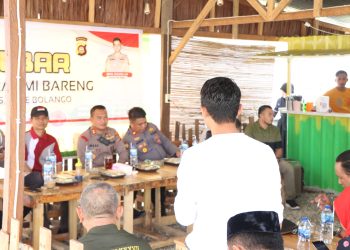 Kapolres Bone Bolango, AKBP Muhammad Alli beserta jajaran saat menemui dan bersilaturahmi dengan Pemerintah dan masyarakat di Desa Panggulo Barat, Kecamatan Botupingge pada kegiatan Jumat Curhat, Jumat (24/2/2023). (Foto Humas/Polres Bone Bolango)