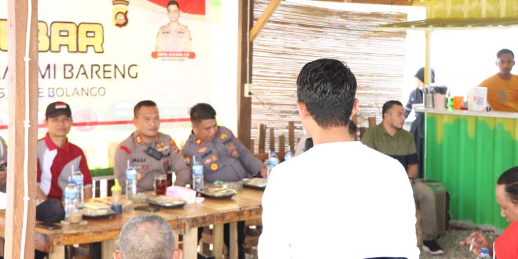 Kapolres Bone Bolango, AKBP Muhammad Alli beserta jajaran saat menemui dan bersilaturahmi dengan Pemerintah dan masyarakat di Desa Panggulo Barat, Kecamatan Botupingge pada kegiatan Jumat Curhat, Jumat (24/2/2023). (Foto Humas/Polres Bone Bolango)