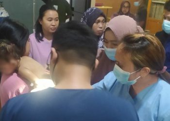 Anak dari Abdul Kadir Antu dan Pina Kadingo saat mendapatkan pertolongan medis di Rumah Sakit Tombulilato usai mengalami luka bakar, Sabtu (4/2/2023). (Foto Istimewa)