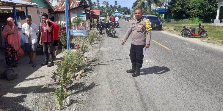 Petugas Kepolisian melakukan olah TKP terkait kecelakaan yang melibatkan sepeda motor Honda Revo dan Yamaha Mio.