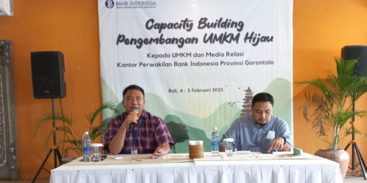 Kepala Perwakilan Bank Indonesia Gorontalo, Dian Nugraha (kiri) bersama Deputi Kepala Perwakilan BI Gorontalo, Ridwan Nurjamal, menyampaikan rencana kegiatan BI Gorontalo yang akan dilaksanakan pada triwulan I 2023. (hasan/gopos)