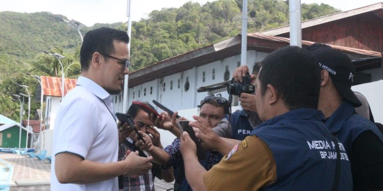 Kepala BPJS Ketenagakerjaan Cabang Gorontalo, Arif Budiman saat diwawancarai awak media, Senin (27/2/2023). (Foto Onal/Prokopim)