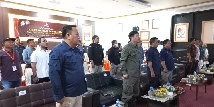 Jajaran KPU Provinsi Gorontalo bersama Forkopimda Provinsi Gorontalo mengikuti peluncuran Kirab Pemilu 2024 secara daring di Aula KPU Provinsi Gorontalo, Selasa (14/2/2023).