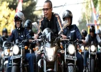 Foto Dirjen Pajak, Suryo Utomo, mengendari sepeda motor bersama komunitas moge Belasting Reijder  yang beredar luas di berbagai media.