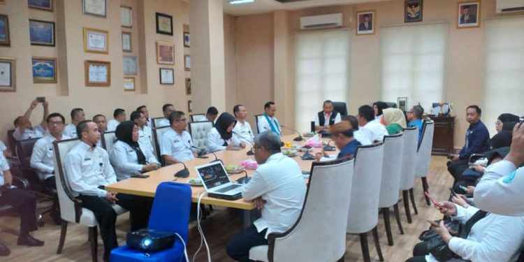 Pemerintah Kota Kotamobagu dibawah pimpinan langsung Walikota, Tatong Bara saat melakukan kunjungan kerja dan silaturahmi di Kabupaten Bone Bolango yang diterima langsung oleh Bupati, Hamim Pou, Rabu (1/2/2023). (Foto Indra/Gopos)