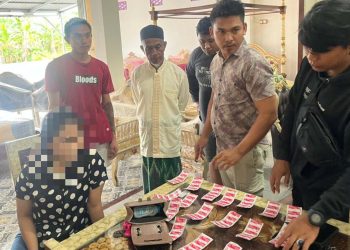 Petugas Sat Res Narkoba Polresta Gorontalo Kota mengamankan NAR yang diduga menjual obat tanpa izin