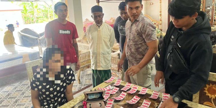 Petugas Sat Res Narkoba Polresta Gorontalo Kota mengamankan NAR yang diduga menjual obat tanpa izin
