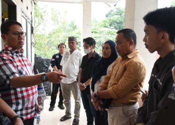 enjabat Gubernur Gorontalo Hamka Hendra Noer saat berbicara dengan Ketua Asrama Khairul Umam Ladiku di Asrama Mahasiswa Gorontalo di Lenteng Agung, Jakarta Selatan, Sabtu (25/2/2023). (Foto : Isam/Kominfo Provinsi Gorontalo)
