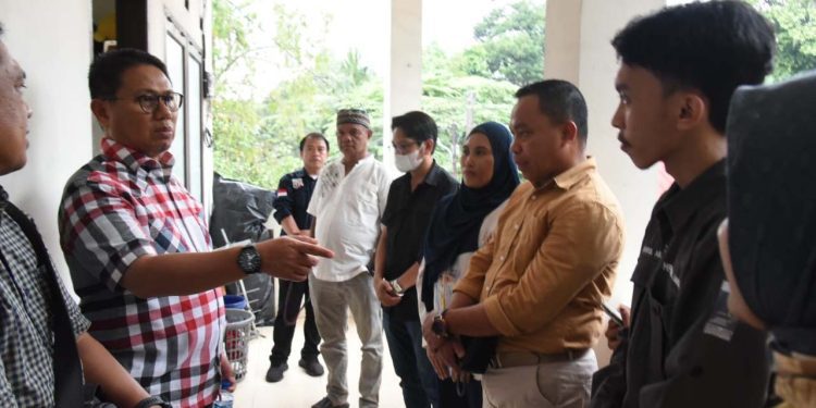 enjabat Gubernur Gorontalo Hamka Hendra Noer saat berbicara dengan Ketua Asrama Khairul Umam Ladiku di Asrama Mahasiswa Gorontalo di Lenteng Agung, Jakarta Selatan, Sabtu (25/2/2023). (Foto : Isam/Kominfo Provinsi Gorontalo)