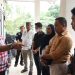 enjabat Gubernur Gorontalo Hamka Hendra Noer saat berbicara dengan Ketua Asrama Khairul Umam Ladiku di Asrama Mahasiswa Gorontalo di Lenteng Agung, Jakarta Selatan, Sabtu (25/2/2023). (Foto : Isam/Kominfo Provinsi Gorontalo)
