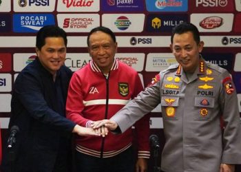 Ketua PSSI Erick Thohir, Wakil Ketua Zainuddin Amali dan Kapolri Listyo Sigit Prabowo di media center Stadion Utama Gelora Bung Karno, Ahad (19/2/2023) (Foto: Ig @PSSI)