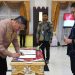 Penjagub Gorontalo, Hamka Hendra Noer, menyaksikan penandatanganan PK dan PI oleh pimpinan organisasi perangkat daerah di aula rumah jabatan Gubernur Gorontalo, Jumat (17/2/2023). (Kominfo Provinsi Gorontalo)