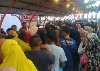Puluhan Warga Antuasias Serbu Pasar Murah Yang di Laksanakan Pemerintah Kabupaten Pohuwato, Dalam Rangka HUT ke 20 Kabupaten Pohuwato dan dan Dua tahun pemerintahan SMS, di laksanakan Wisata Pohon Cinta, Senin 20/02/2023 (Yusuf/Gopos)