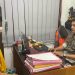 AM alias Adit (kaos kuning) menjalani pemeriksaan oleh petugas Polresta Gorontalo Kota terkait dugaan sodomi lima bocah.