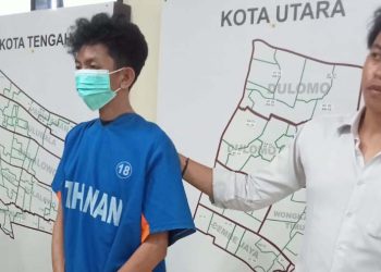 SD alias Septian dihadirkan Polisi dalam konferensi pers oleh Polresta Gorontalo Kota, Senin (27/2/2023). (sari/gopos)