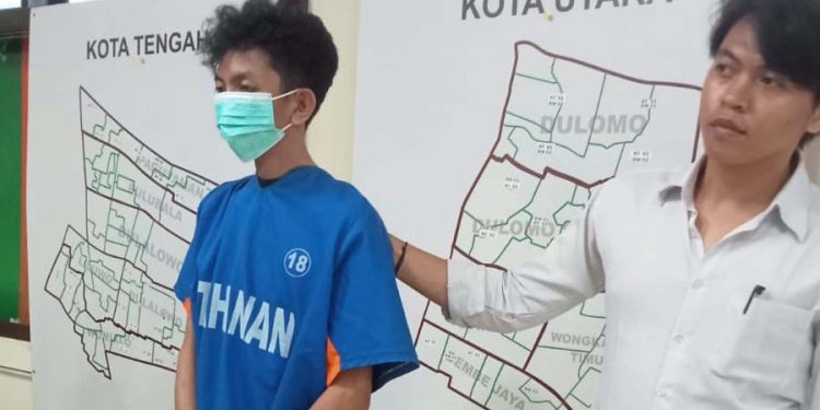 SD alias Septian dihadirkan Polisi dalam konferensi pers oleh Polresta Gorontalo Kota, Senin (27/2/2023). (sari/gopos)