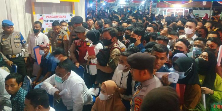 Ratusan Pelamar Kerja Ikut Job Fair SMS Expo di PGP, di Wisata Pohon Cinta, Senin 20/02/2023 (Yusuf/Gopos)