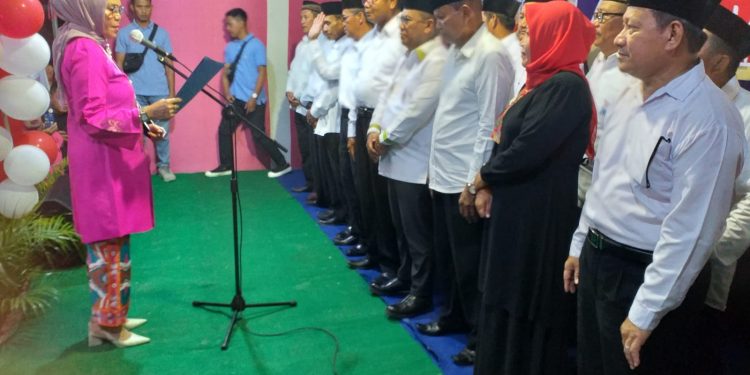 Wabup Merlan S. Uloli saat melantik pengurus Lembaga Pemberdayaan Masyarakat (LPM) di Perayaan HUT Kelurahan Pauwo ke 167, Sabtu (4/2/2023) malam. (Foto Indra/Gopos)