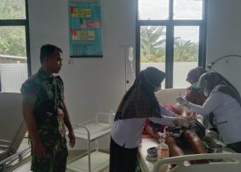 Korban pembacokan di Desa Duano, Kecamatan Suwawa Tengah, Kabupaten Bone Bolango mendapatkan perawatan medis.