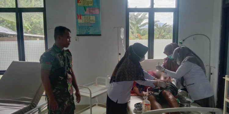 Korban pembacokan di Desa Duano, Kecamatan Suwawa Tengah, Kabupaten Bone Bolango mendapatkan perawatan medis.
