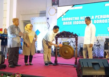 Kepala Perwakilan Bank Indonesia Provinsi Gorontalo, Dian Nugraha, memukul gong  menandai dimulainya BI Goes to campus di Aula UNG, Kamis (16/2/2023).(hasan/gopos)