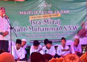 Bupati Pohuwato, Saipul Mbuinga, Memberikan Sambutan Majelis Taklim Akbar, berlangsung di pelataran Masjid Baiturrahman, Minggu 19/02/2023 (Istimewa)