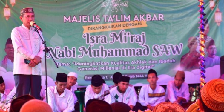 Bupati Pohuwato, Saipul Mbuinga, Memberikan Sambutan Majelis Taklim Akbar, berlangsung di pelataran Masjid Baiturrahman, Minggu 19/02/2023 (Istimewa)