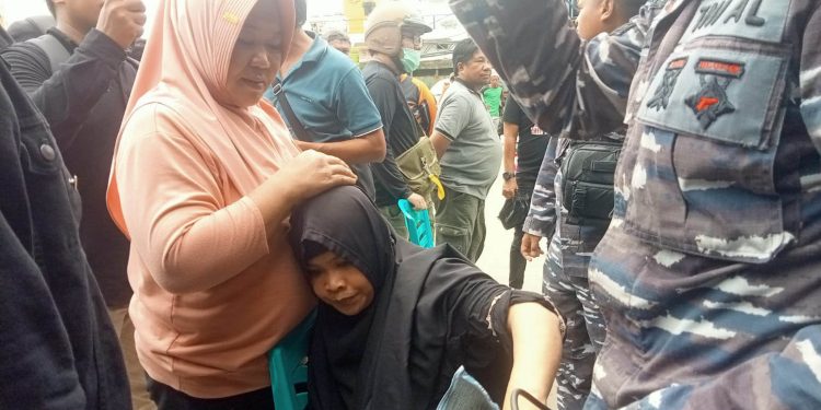 Salah seorang penumpang KM Express Pricilia, saat tiba di Pelabuhan Gorontalo. (sari/gopos)