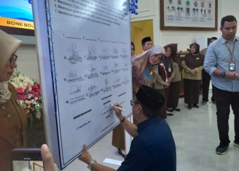 Bupati Hamim Pou saat menandatangani komitmen Deklarasi Sekolah Ramah Anak, Selasa (14/2/2023). (Foto Indra/Gopos)