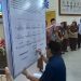 Bupati Hamim Pou saat menandatangani komitmen Deklarasi Sekolah Ramah Anak, Selasa (14/2/2023). (Foto Indra/Gopos)