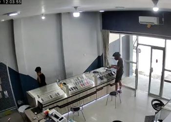 Tangkapan layar video rekaman CCTV aksi pencurian Iphone di sebuah konter handphone di Kota Gorontalo.