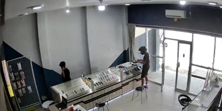 Tangkapan layar video rekaman CCTV aksi pencurian Iphone di sebuah konter handphone di Kota Gorontalo.