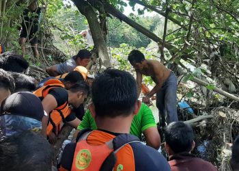 Tim Basarnas Gorontalo bersama warga melakukan evakuasi jasad IR, bocah 14 tahun yang hanyut di Sungai Bulango, Desa Lawonu, Kecamatan Tilango, Kabupaten Gorontalo.