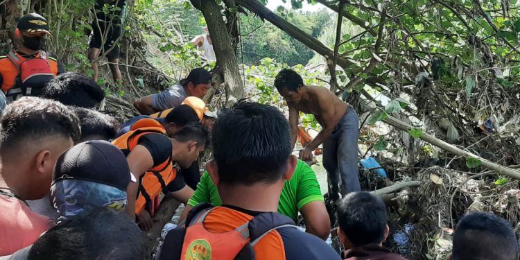 Tim Basarnas Gorontalo bersama warga melakukan evakuasi jasad IR, bocah 14 tahun yang hanyut di Sungai Bulango, Desa Lawonu, Kecamatan Tilango, Kabupaten Gorontalo.