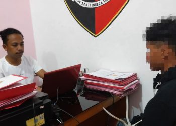 Personel Sat Reskrim Polresta Gorontalo Kota memeriksa BM terduga pelaku penikaman terhadap IK warga Kelurahan Wongkaditi Timur, Kota Gorontalo, Kamis (9/2/2023)