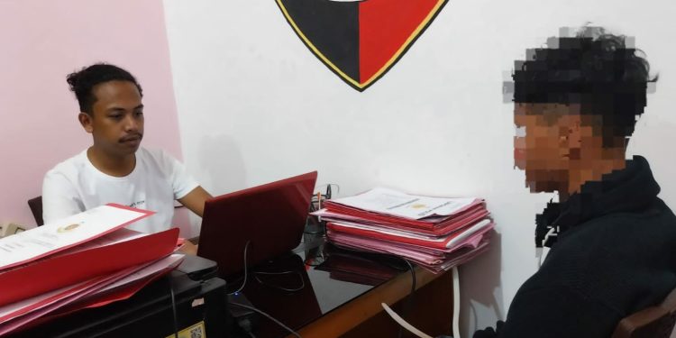 Personel Sat Reskrim Polresta Gorontalo Kota memeriksa BM terduga pelaku penikaman terhadap IK warga Kelurahan Wongkaditi Timur, Kota Gorontalo, Kamis (9/2/2023)