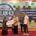 Staf Ahli Gubernur Gorontalo, Yosep P. Koton didampingi Kepala BPJS Ketenagakerjaan Cabang Gorontalo, Arif Budiman saat menyerahkan santunan kecelakaan kerja kepada salah satu ahli waris pada Puncak Peringatan Bulan K3 Nasional tingkat Provinsi Gorontalo di Hotel Dumhil, Jumat (10/2/2023). (Foto Istimewa)