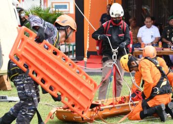 Kolaborasi Tim SAR dalam mengevakuasi korban diperagakan pada perayaan HUT ke-51 Basarnas di Kantor SAR Gorontalo, Selasa (28/2/2023).(Humas Basarnas)
