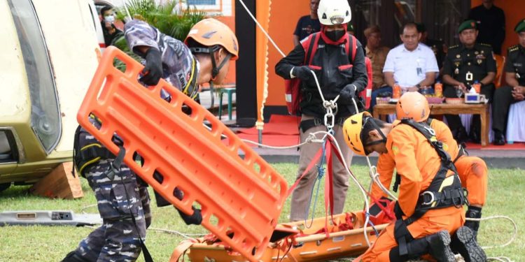Kolaborasi Tim SAR dalam mengevakuasi korban diperagakan pada perayaan HUT ke-51 Basarnas di Kantor SAR Gorontalo, Selasa (28/2/2023).(Humas Basarnas)