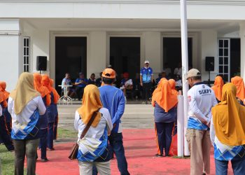 Bupati Bone Bolango, Hamim Pou saat memimpin apel bersama para pasukan orange atau kebersihan pada peringatan Hari Peduli Sampah Nasional (HPSN), Jumat (24/2/2023). (Foto Sandi/Diskominfo)
