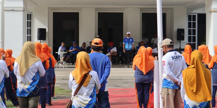 Bupati Bone Bolango, Hamim Pou saat memimpin apel bersama para pasukan orange atau kebersihan pada peringatan Hari Peduli Sampah Nasional (HPSN), Jumat (24/2/2023). (Foto Sandi/Diskominfo)