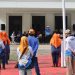 Bupati Bone Bolango, Hamim Pou saat memimpin apel bersama para pasukan orange atau kebersihan pada peringatan Hari Peduli Sampah Nasional (HPSN), Jumat (24/2/2023). (Foto Sandi/Diskominfo)