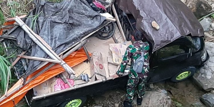 Sebuah mobil pikap terjun ke jurang di Desa Olele, Kecamatan Tilongkabila, Bone Bolango lantaran sopir diduga mengantuk. (istimewa)