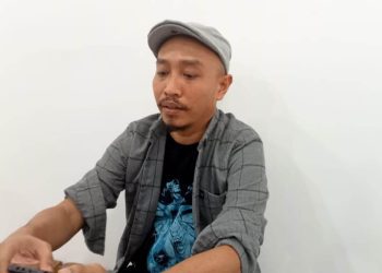 Pimpinan redaksi barakati, Onal Bidjuni. Saat konferensi pers di Uslap Kota Gorontalo, Kamis (16/2/2023). Sari/gopos